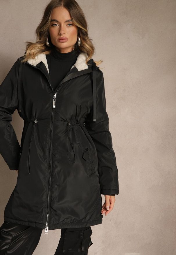 Renee - Czarna Kurtka Parka w Stylu Casual Ocieplana Futerkiem Olleania. Okazja: na co dzień. Kolor: czarny. Materiał: futro. Wzór: aplikacja. Styl: casual
