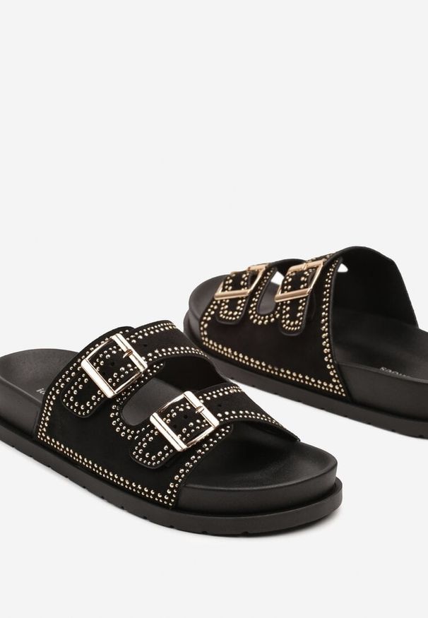 Renee - Czarne Klapki z Prostokątnymi Klamrami i Nitami Finzivia. Okazja: na co dzień. Kolor: czarny. Materiał: jeans. Wzór: aplikacja. Obcas: na obcasie. Styl: casual. Wysokość obcasa: średni