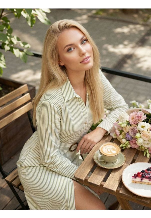 Sinsay - Koszulowa sukienka midi z paskiem - wielobarwny. Typ sukienki: koszulowe. Długość: midi