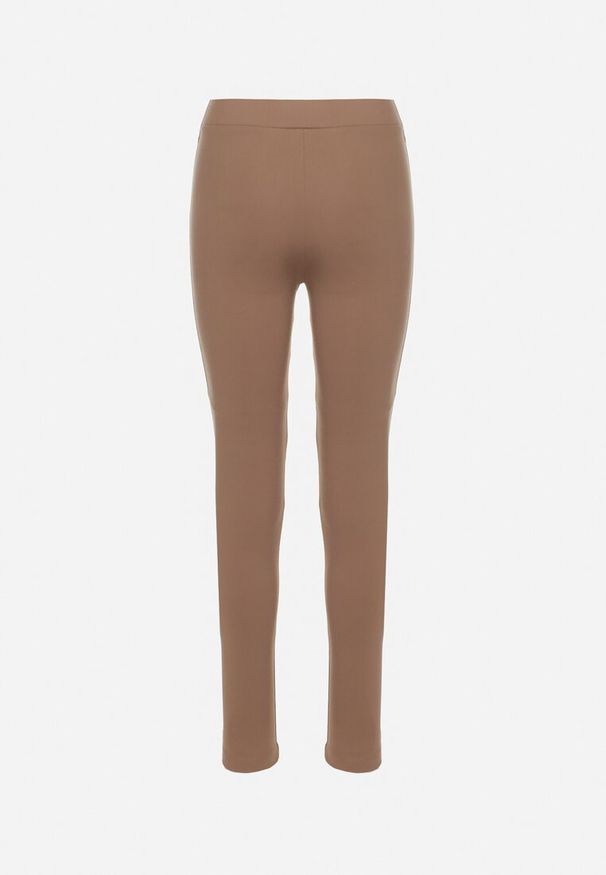 Born2be - Ciemnobeżowe Legginsy z Wiskozą z Wysokim Stanem Zdobione Guzikiem z Cyrkoniami Nalette. Okazja: na co dzień. Stan: podwyższony. Kolor: beżowy. Materiał: wiskoza. Wzór: aplikacja. Styl: casual, elegancki