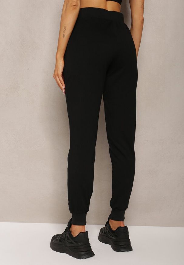 Renee - Czarne Dresowe Spodnie High Waist z Błyszczącym Sznurkiem w Pasie Darciasa. Okazja: na co dzień. Stan: podwyższony. Kolor: czarny. Materiał: dresówka. Styl: casual