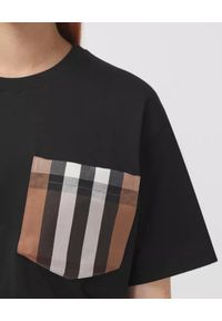 Burberry - BURBERRY - T-shirt oversize z kieszonką. Kolor: czarny. Materiał: bawełna #4