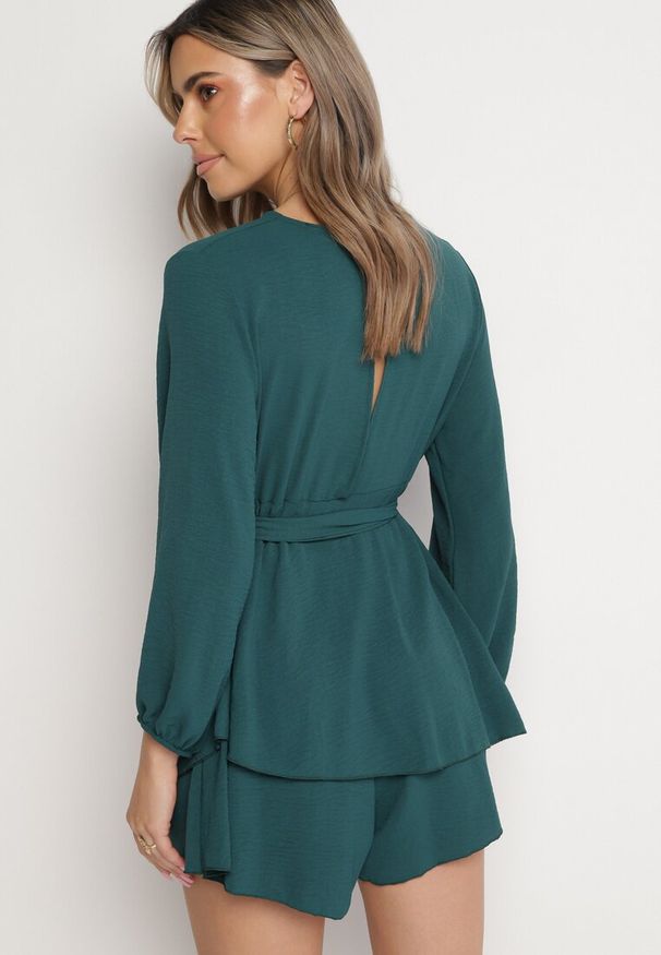 Born2be - Ciemnozielona Kopertowa Sukienka Kombinezon Mini z Falbanką Bomina. Typ kołnierza: kołnierz z falbankami. Kolor: zielony. Materiał: materiał. Typ sukienki: kopertowe. Długość: mini