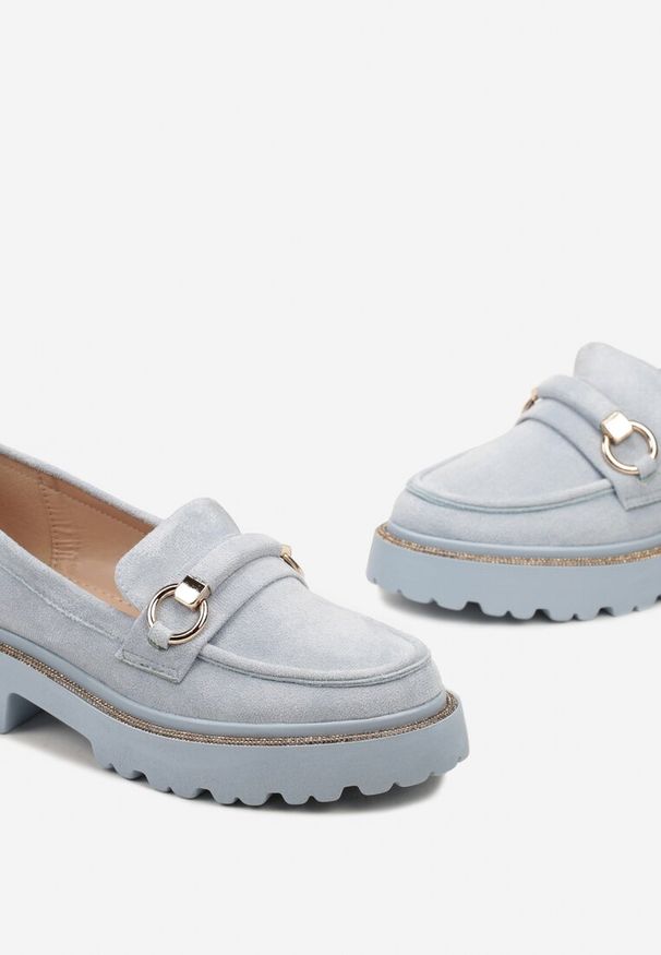 Born2be - Niebieskie Mokasyny z Klamerką i Cyrkoniami Przy Podeszwie Ailvetta. Okazja: do pracy, na spotkanie biznesowe. Nosek buta: okrągły. Kolor: niebieski. Materiał: jeans. Wzór: aplikacja. Obcas: na obcasie. Styl: glamour, biznesowy, klasyczny, elegancki. Wysokość obcasa: niski