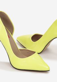 Born2be - Żółte Lakierowane Szpilki z Bocznym Wcięciem Nulkamai. Zapięcie: bez zapięcia. Kolor: żółty. Materiał: lakier. Obcas: na szpilce. Wysokość obcasa: wysoki #5