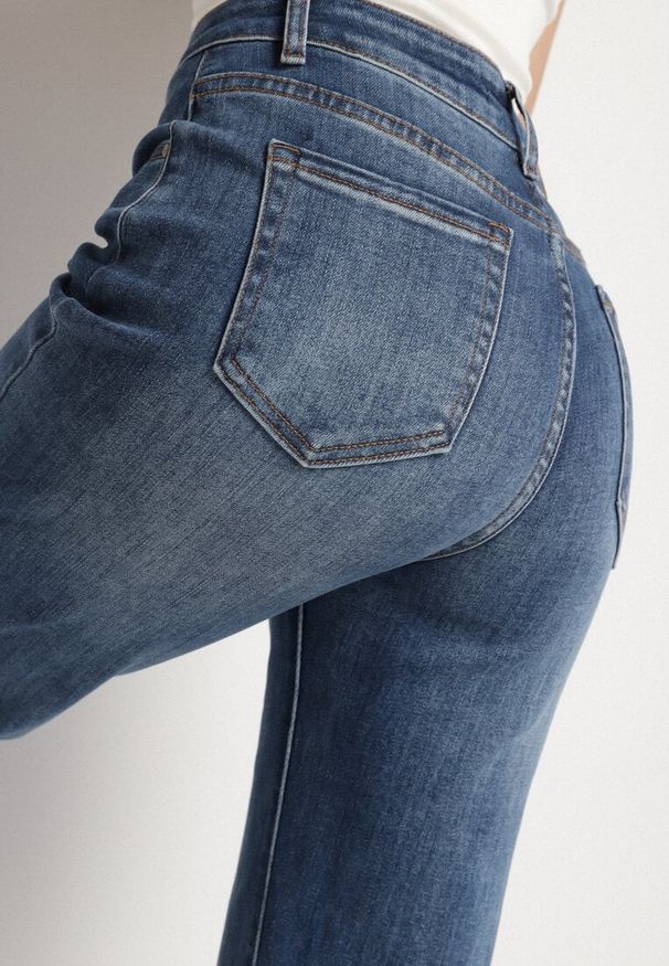 Born2be - Niebieskie Jeansy o Prostym Kroju z Regularnym Stanem Fesonia. Kolor: niebieski. Styl: klasyczny