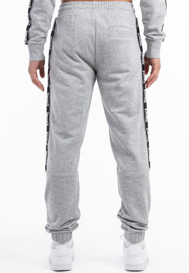 Spodnie dresowe klasyczne Lonsdale Grutness. Kolor: czarny, szary, wielokolorowy. Materiał: dresówka. Długość: długie. Styl: klasyczny