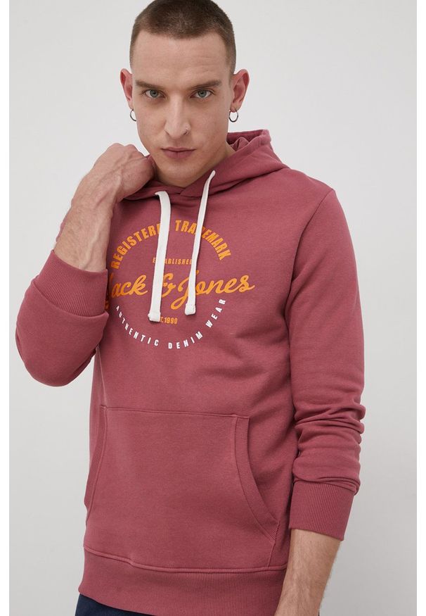 Jack & Jones Bluza męska kolor różowy z kapturem z nadrukiem. Okazja: na co dzień. Typ kołnierza: kaptur. Kolor: różowy. Wzór: nadruk. Styl: casual