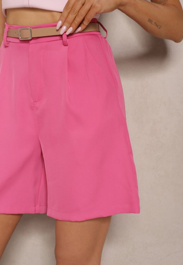 Renee - Fuksjowe Szorty z Wiskozą w Eleganckim Stylu z Paskiem Relemira. Okazja: na co dzień. Stan: podwyższony. Kolor: różowy. Materiał: wiskoza. Styl: elegancki