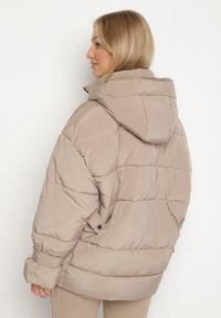 Born2be - Beżowa Pikowana Kurtka Oversize z Kapturem i Paskami przy Rękawach Unitessa. Okazja: na spacer, na co dzień. Typ kołnierza: kaptur. Kolor: beżowy. Materiał: jeans. Wzór: paski. Styl: casual #4
