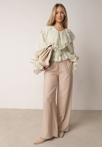 Born2be - Zielona Bluzka Elegancka z Falbanami z Rozszerzanymi Rękawami Irintora. Okazja: na co dzień. Kolor: zielony. Materiał: jeans. Długość: długie. Styl: elegancki #2