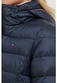 TOMMY HILFIGER - Tommy Hilfiger kurtka damska kolor granatowy przejściowa. Typ kołnierza: kaptur. Kolor: niebieski. Materiał: poliester #4
