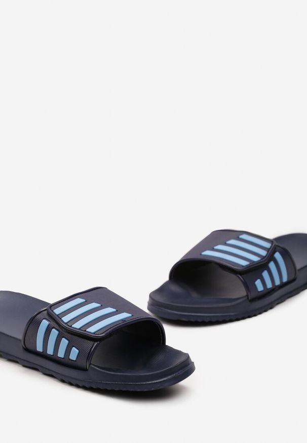 Born2be - Granatowo-Niebieskie Klapki Piankowe z Ozdobnymi Paseczkami Balancera. Kolor: niebieski. Sezon: lato. Styl: wakacyjny, elegancki