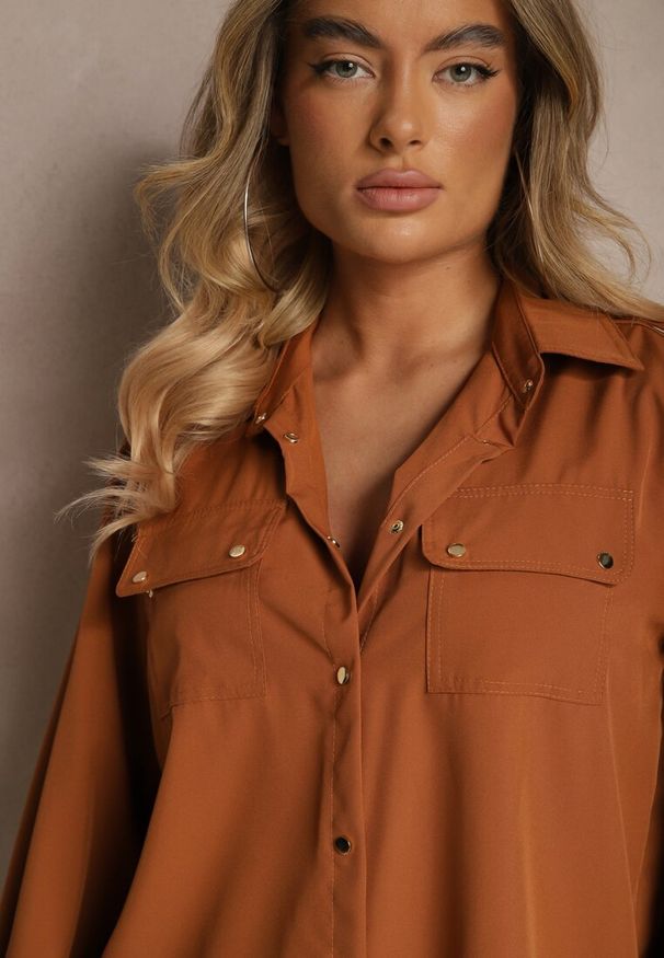 Renee - Brązowa Koszula z Wiskozą Ozdobiona Pagonami Isenira. Okazja: do pracy. Kolor: brązowy. Materiał: wiskoza. Wzór: aplikacja. Styl: elegancki