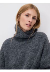 Reserved - Długi sweter z golfem - szary. Typ kołnierza: golf. Kolor: szary. Materiał: wełna, dzianina. Długość: długie