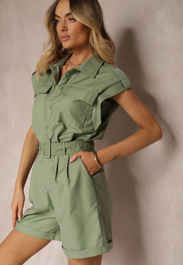 Renee - Zielony Kombinezon Zapinany na Guziki z Krótkim Rękawem i Materiałowym Paskiem Tiamante. Okazja: na co dzień, na imprezę. Kolor: zielony. Materiał: materiał. Długość rękawa: krótki rękaw. Długość: krótkie. Sezon: lato. Styl: casual, klasyczny