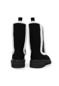 Wittchen - Damskie sztyblety zamszowe ze sztucznym kożuszkiem czarne. Nosek buta: okrągły. Kolor: czarny. Materiał: zamsz, skóra. Szerokość cholewki: normalna. Sezon: jesień, zima. Obcas: na platformie #8