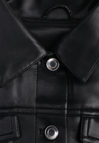 Born2be - Czarna Kurtka Ramoneska o Krótkim Koszulowym Kroju Savalorne. Okazja: na co dzień. Kolor: czarny. Materiał: jeans, skóra, satyna, poliester. Długość: krótkie. Styl: casual, klasyczny, elegancki #8