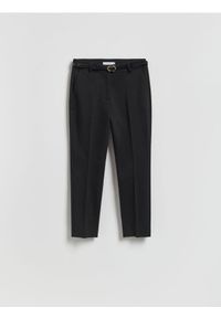 Reserved - Spodnie cygaretki z paskiem - czarny. Kolor: czarny. Materiał: bawełna, tkanina #1