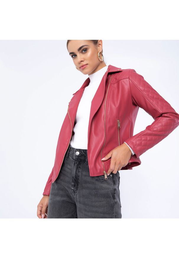 Wittchen - Damska ramoneska z ekoskóry z pikowaną wstawką różowa. Okazja: do pracy, na co dzień. Kolor: różowy. Materiał: skóra ekologiczna. Wzór: geometria. Styl: klasyczny, casual, elegancki