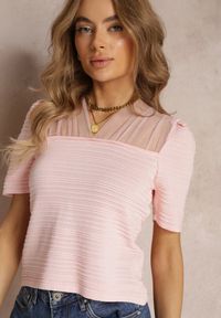 Renee - Różowa Bluzka w Paski z Siateczkowym Dekoltem z Wiskozy Fritani. Kolor: różowy. Materiał: wiskoza. Długość rękawa: krótki rękaw. Długość: krótkie. Wzór: paski