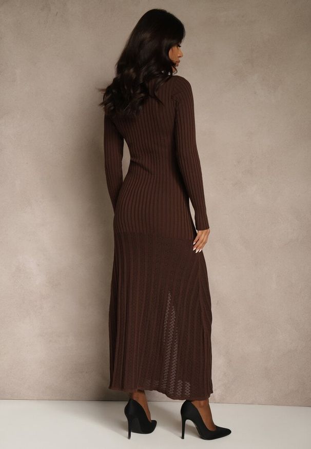 Renee - Brązowa Sweterkowa Sukienka z Wiskozy Ozdobiona Kołnierzykiem i Guzikami Deliavella. Kolor: brązowy. Materiał: wiskoza. Wzór: aplikacja