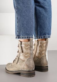 Born2be - Ciemnobeżowe Botki Workery Zdobione Suwakiem i Wężowym Tłoczeniem Vemindra. Okazja: na co dzień. Kolor: beżowy. Materiał: jeans. Wzór: aplikacja. Styl: klasyczny, casual #3