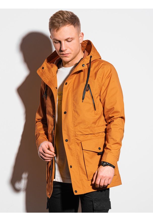 Żółta kurtka Ombre Clothing na wiosnę