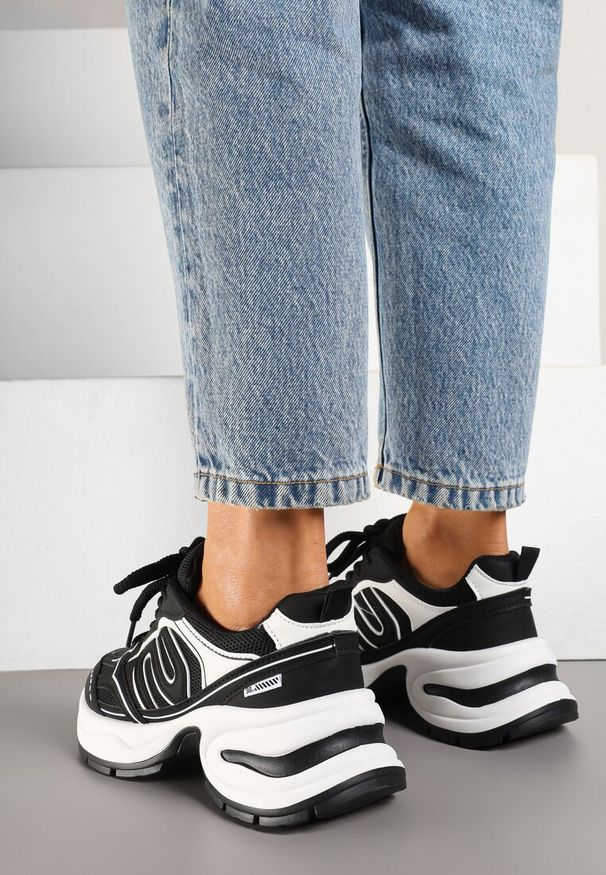 Renee - Czarne Sneakersy na Platformie Ozdobione Geometrycznym Motywem Desaniel. Okazja: na co dzień. Kolor: czarny. Materiał: jeans. Wzór: aplikacja, geometria. Obcas: na platformie