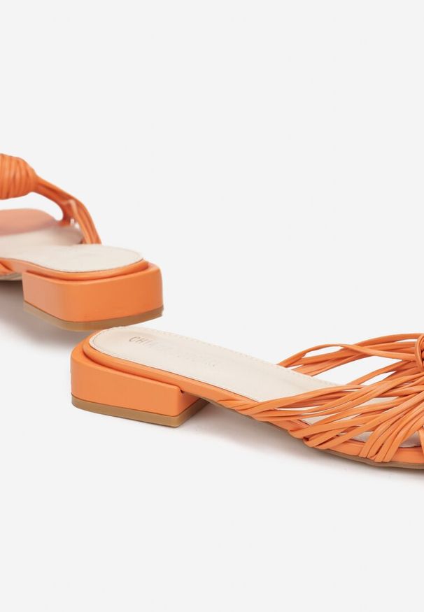 Renee - Pomarańczowe Klapki na Niskim Obcasie z Przeplatanymi Paskami i Otwartym Noskiem Riverle. Nosek buta: otwarty. Kolor: pomarańczowy. Obcas: na obcasie. Wysokość obcasa: niski