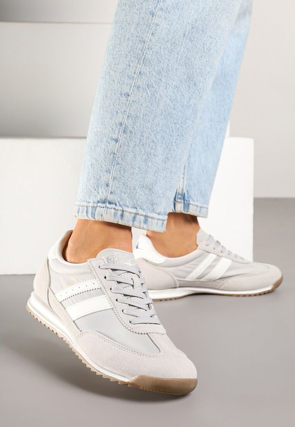 Born2be - Szare Sneakersy z Ozdobnymi Paskami na Nieregularnej Podeszwie Kolarina. Okazja: na co dzień. Zapięcie: pasek. Kolor: szary. Materiał: jeans. Wzór: paski