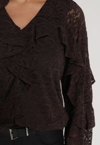 Born2be - Brązowa Bluzka z Koronki Ozdobiona Falbankami Sewola. Typ kołnierza: kołnierz z falbankami. Kolor: brązowy. Materiał: koronka. Wzór: koronka, aplikacja. Styl: elegancki #3