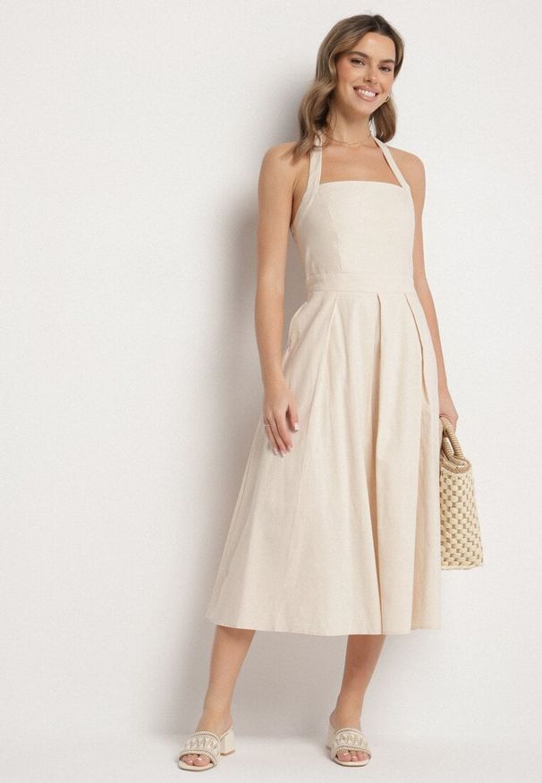 Born2be - Beżowa Sukienka z Wiskozą Bawełną i Odkrytymi Plecami Kinsara. Okazja: na co dzień. Kolor: beżowy. Materiał: bawełna, wiskoza. Styl: klasyczny, casual, elegancki