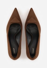 Born2be - Brązowe Czółenka VICES na Kaczuszce z Trójkątną Aplikacją na Nosku Zenia. Okazja: na co dzień. Kolor: brązowy. Materiał: jeans. Wzór: aplikacja. Obcas: na szpilce. Styl: casual, elegancki, klasyczny. Wysokość obcasa: średni #4