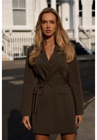 MOE - Sukienka żakietowa z kołnierzem i paskiem w talii khaki. Okazja: do pracy, na spotkanie biznesowe. Kolor: brązowy. Styl: biznesowy, elegancki #3