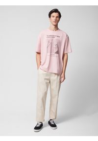 outhorn - T-shirt oversize z nadrukiem męski Outhorn - różowy. Kolor: różowy. Materiał: bawełna, dzianina, prążkowany. Długość rękawa: krótki rękaw. Długość: krótkie. Wzór: nadruk