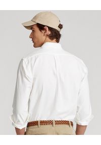 Ralph Lauren - RALPH LAUREN - Biała koszula z granatowym logo Custom Fit. Typ kołnierza: polo, kołnierzyk klasyczny. Kolor: biały. Materiał: bawełna. Długość rękawa: długi rękaw. Długość: długie. Styl: klasyczny #4