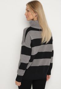 Born2be - Czarno-Szary Golf z Geometrycznym Wzorem w Paski Eminerria. Okazja: na spotkanie biznesowe, na co dzień, do pracy, na spacer. Typ kołnierza: golf. Kolor: czarny. Materiał: jeans. Wzór: geometria, paski. Styl: biznesowy, casual #5