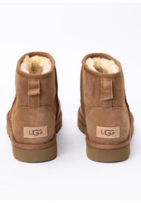 Ugg - Buty zimowe damskie UGG W Classic Mini II. Okazja: na spacer, na co dzień. Kolor: brązowy. Materiał: zamsz, jeans, materiał, wełna. Szerokość cholewki: normalna. Sezon: zima. Styl: elegancki, casual, klasyczny #4