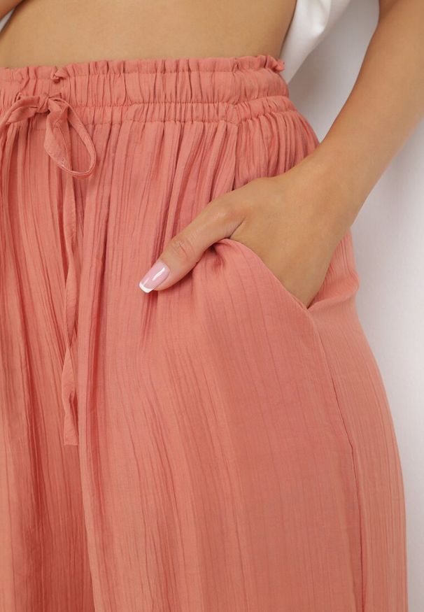 Born2be - Różowe Brzoskwiniowe Szerokie Spodnie z Wiskozy Zyona. Okazja: na co dzień, do pracy. Kolor: różowy. Materiał: wiskoza. Styl: casual, klasyczny