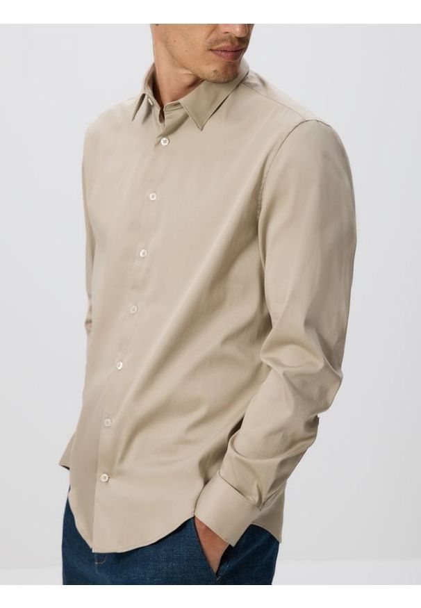 Reserved - Gładka koszula slim fit - beżowy. Kolor: beżowy. Materiał: tkanina, bawełna. Wzór: gładki