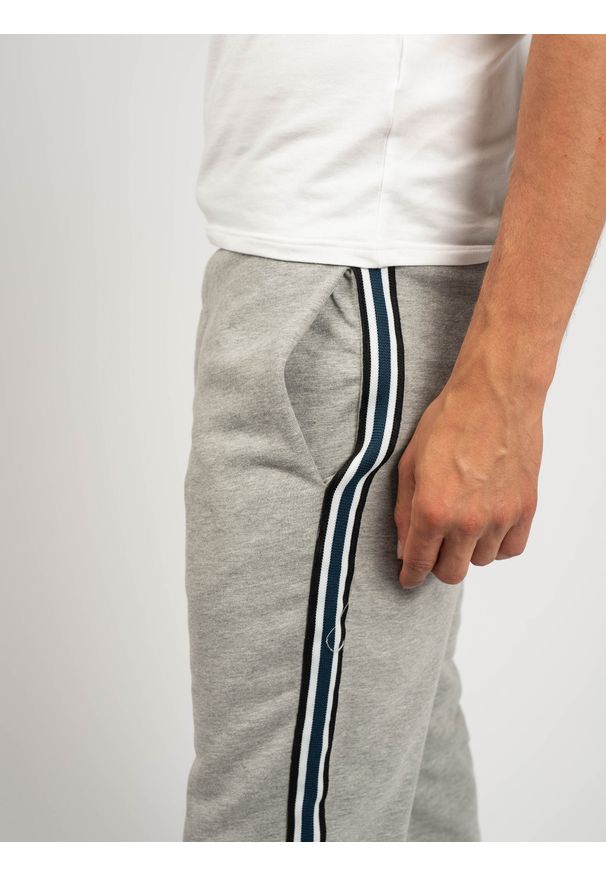 Les Hommes Spodnie "Jogging" | UHJ101752U | Jogging Pants | Mężczyzna | Szary. Kolor: szary. Materiał: poliester, bawełna. Wzór: aplikacja