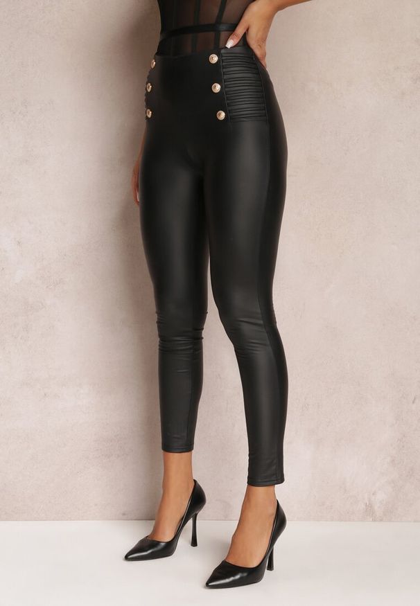Renee - Czarne Legginsy z Imitacji Skóry Ozdobione Drapowaniem i Napami Syah. Kolor: czarny. Materiał: skóra. Wzór: aplikacja