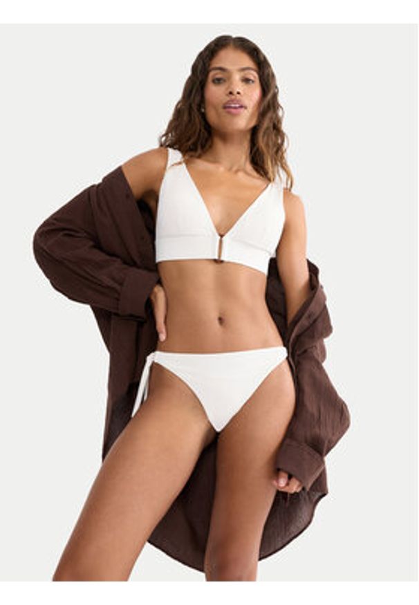 Triumph Dół od bikini Summer Dune Tai 10226481 Kremowy. Kolor: kremowy. Materiał: syntetyk