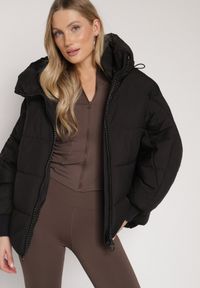 Born2be - Czarna Pikowana Kurtka o Kroju Oversize z Kapturem Mevisana. Okazja: na spacer. Typ kołnierza: kaptur. Kolor: czarny. Materiał: dzianina, jeans, poliester. Sezon: zima, jesień #2