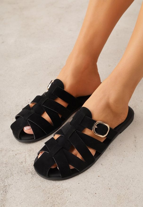 Renee - Czarne Klapki Gladiatorki z Ozdobną Sprzączką Lusanatia. Okazja: na co dzień. Kolor: czarny. Styl: casual