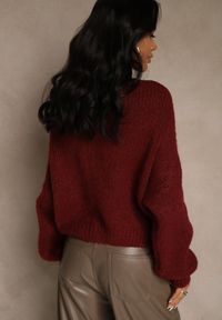 Renee - Bordowy Oversizowy Sweter z Dodatkiem Wełny Zdobiony Węzłem Lawedana. Kolor: czerwony. Materiał: wełna. Wzór: aplikacja #2