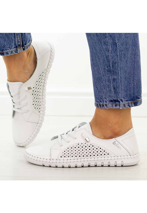 Białe ażurowe skórzane półbuty damskie Lee Cooper 4253. Okazja: na spacer, na co dzień. Nosek buta: okrągły. Zapięcie: bez zapięcia. Kolor: biały. Szerokość cholewki: normalna. Wzór: ażurowy. Materiał: skóra. Sezon: wiosna, jesień, lato. Styl: casual, elegancki, klasyczny