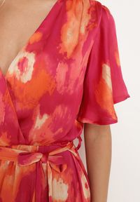 Born2be - Fuksjowo-Pomarańczowa Sukienka z Kopertowym Dekoltem z Materiałowym Paskiem i Gumką w Talii Vikiama. Okazja: na imprezę. Kolor: różowy. Materiał: materiał. Typ sukienki: kopertowe. Styl: elegancki, sportowy #7