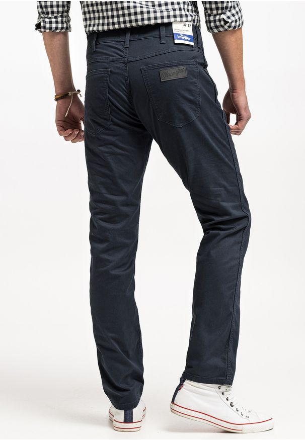 Wrangler - WRANGLER GREENSBORO MĘSKIE SPODNIE MATERIAŁOWE CHINO CHINOSY MARINE NAVY W15QOFB14 112320811. Materiał: materiał. Styl: marine